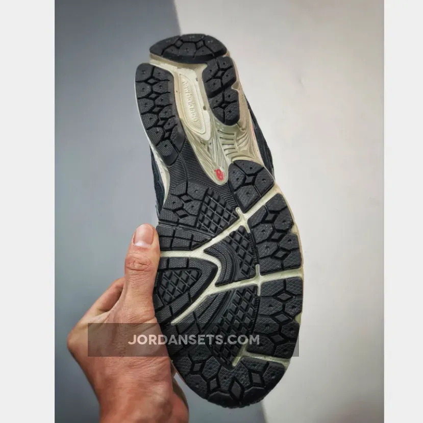 New Balance 2002R Protection Pack Black Grey / 200 2r M2002RDJ