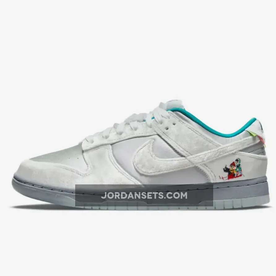 Nike Dunk Low Ice Christmas DO2326-001 - nike sb dunk christmas