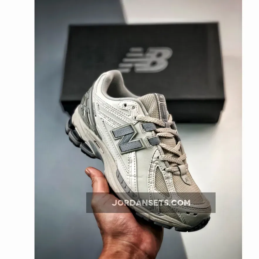 New Balance 327 Moonbeam Rain Cloud New Balance 1906R White Grey