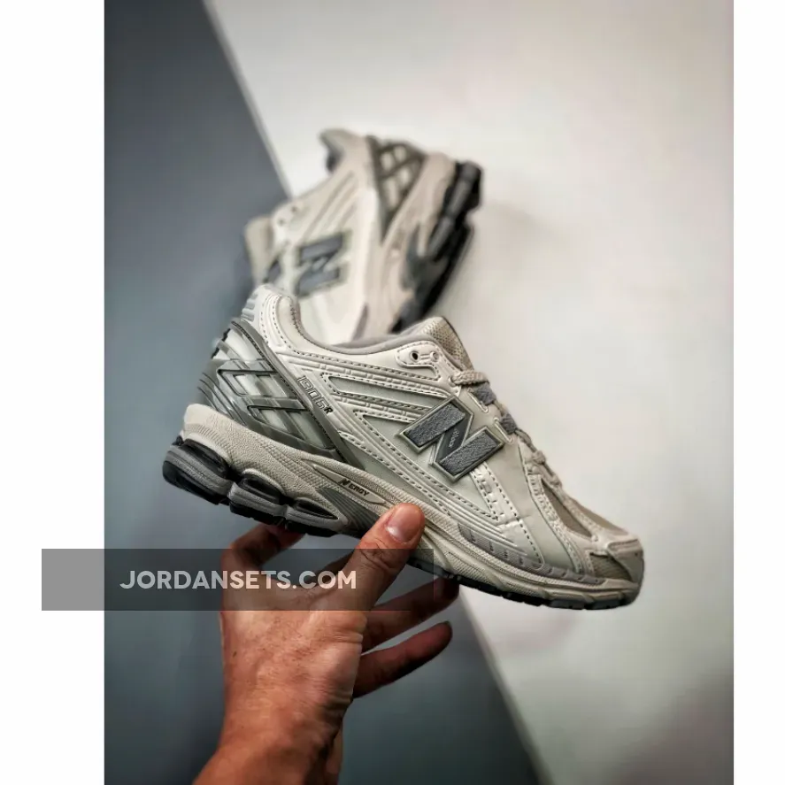 New Balance 327 Moonbeam Rain Cloud New Balance 1906R White Grey