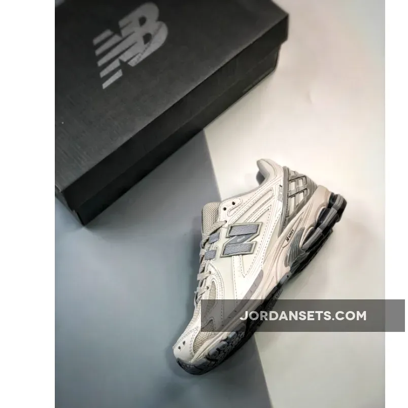 New Balance 327 Moonbeam Rain Cloud New Balance 1906R White Grey