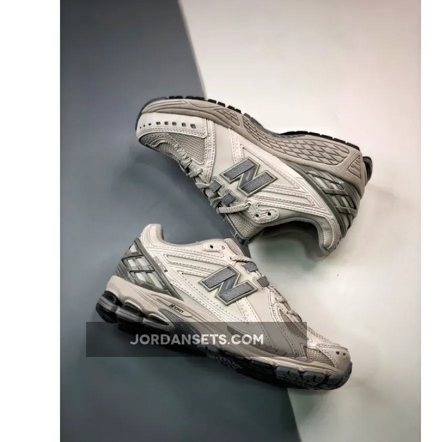 New Balance 327 Moonbeam Rain Cloud New Balance 1906R White Grey