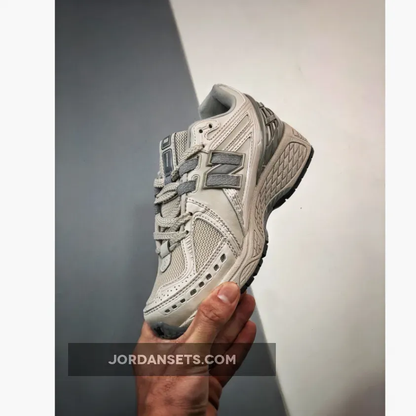 New Balance 327 Moonbeam Rain Cloud New Balance 1906R White Grey