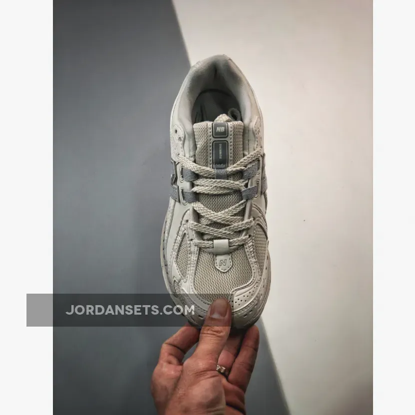 New Balance 327 Moonbeam Rain Cloud New Balance 1906R White Grey