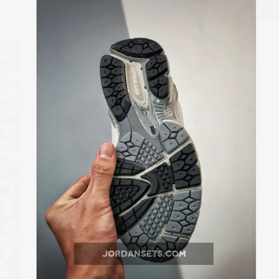 New Balance 327 Moonbeam Rain Cloud New Balance 1906R White Grey