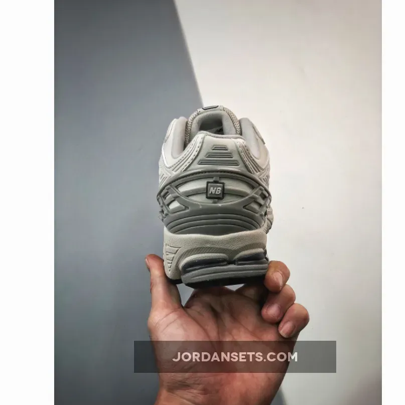 New Balance 327 Moonbeam Rain Cloud New Balance 1906R White Grey