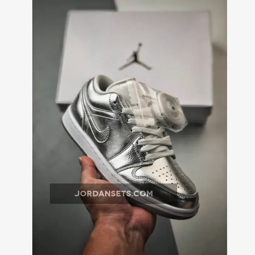 Air Jordan 1 Low SE Metallic Silver/Photon Dust