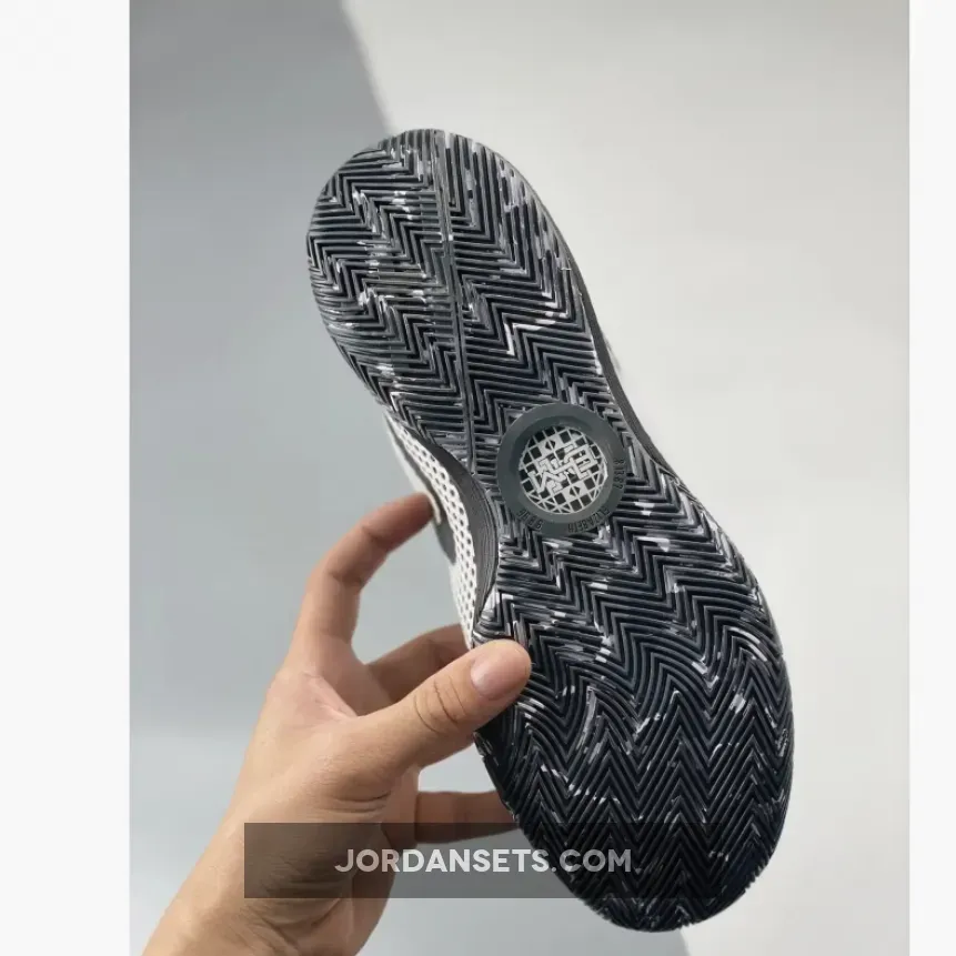 Nike Kyrie 1 "BHM" Black/White Nike Kyrie 1 "BHM" Black/White