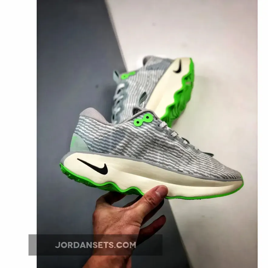 Nike Motiva Light Silver/Green Strike Nike Motiva Light Silver/Green Strike