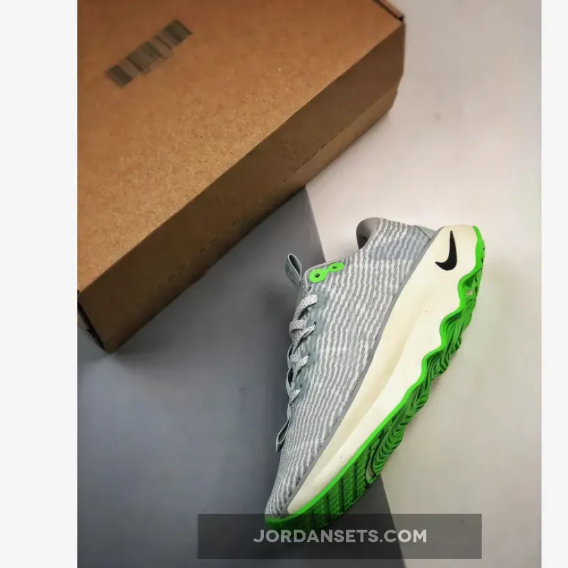 Nike Motiva Light Silver/Green Strike Nike Motiva Light Silver/Green Strike