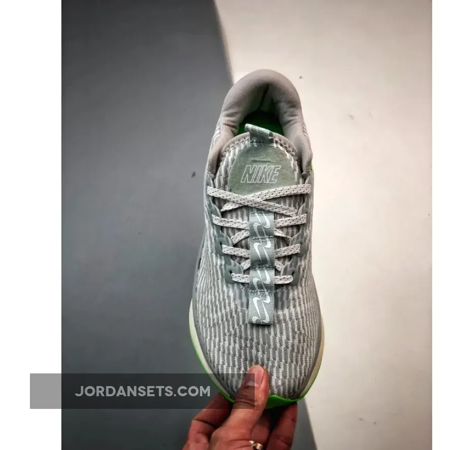 Nike Motiva Light Silver/Green Strike Nike Motiva Light Silver/Green Strike