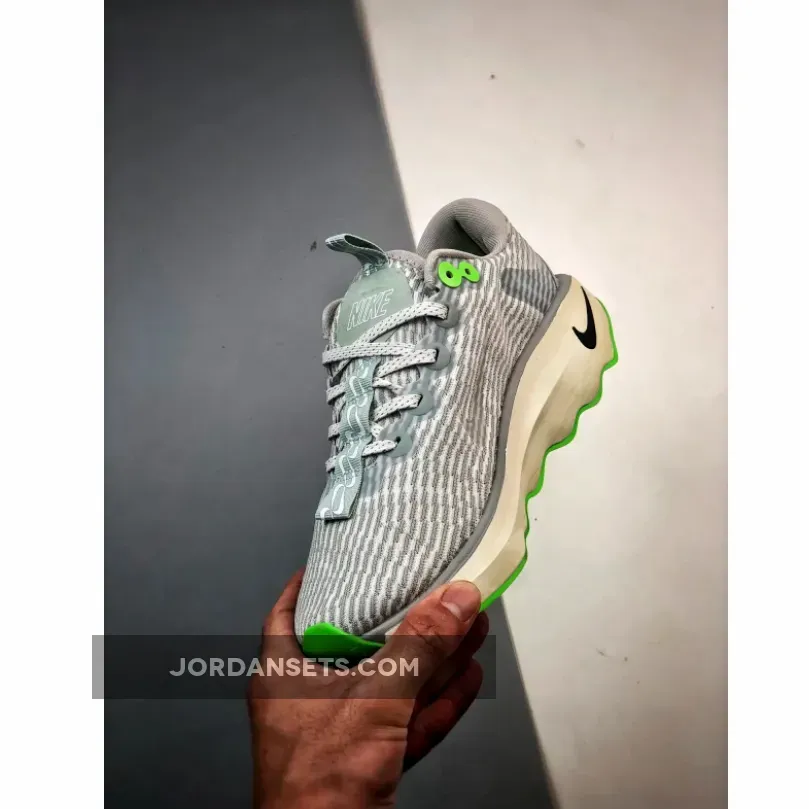 Nike Motiva Light Silver/Green Strike Nike Motiva Light Silver/Green Strike
