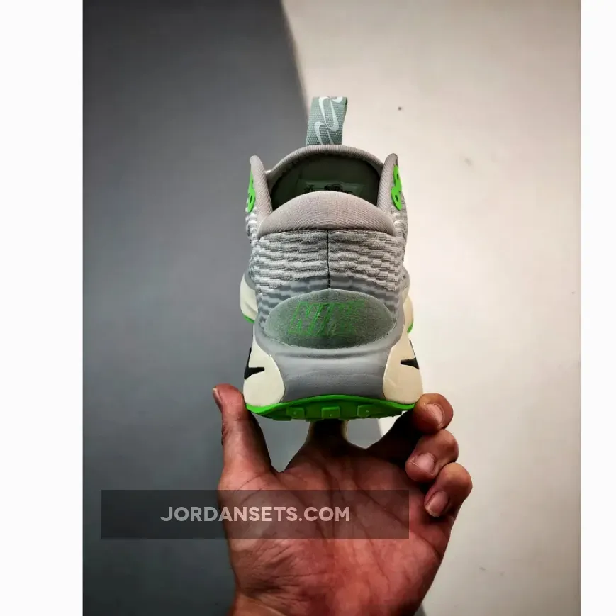 Nike Motiva Light Silver/Green Strike Nike Motiva Light Silver/Green Strike