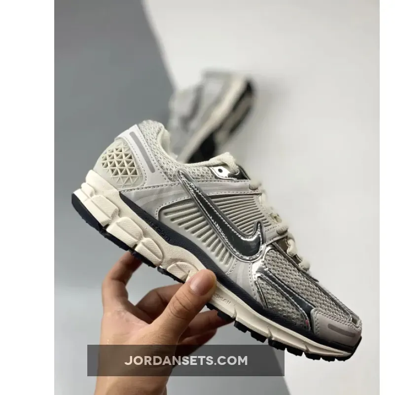 Nike Zoom Vomero 5 Photon Dust Chrome Nike Zoom Vomero 5 Photon Dust Chrome