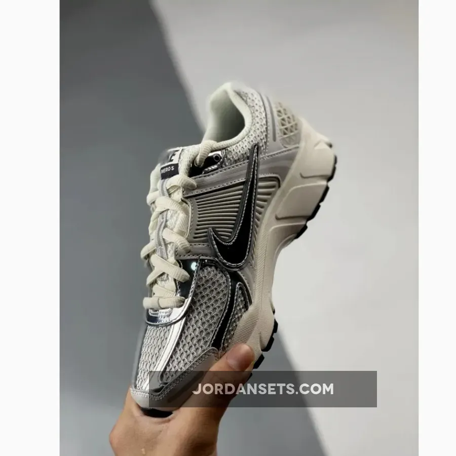 Nike Zoom Vomero 5 Photon Dust Chrome Nike Zoom Vomero 5 Photon Dust Chrome