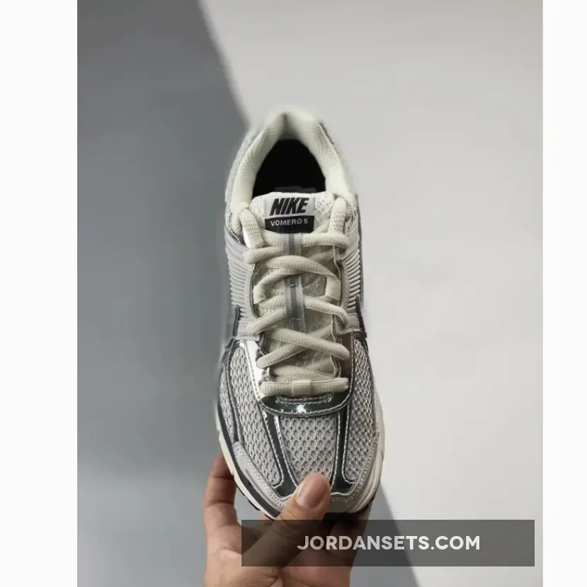 Nike Zoom Vomero 5 Photon Dust Chrome Nike Zoom Vomero 5 Photon Dust Chrome