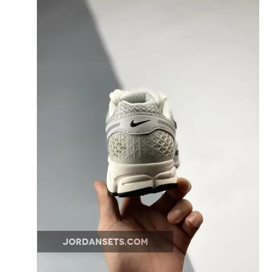 Nike Zoom Vomero 5 Photon Dust Chrome Nike Zoom Vomero 5 Photon Dust Chrome